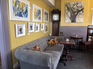 Comfortable seats, warm ambience surrounded by books and artworks. 